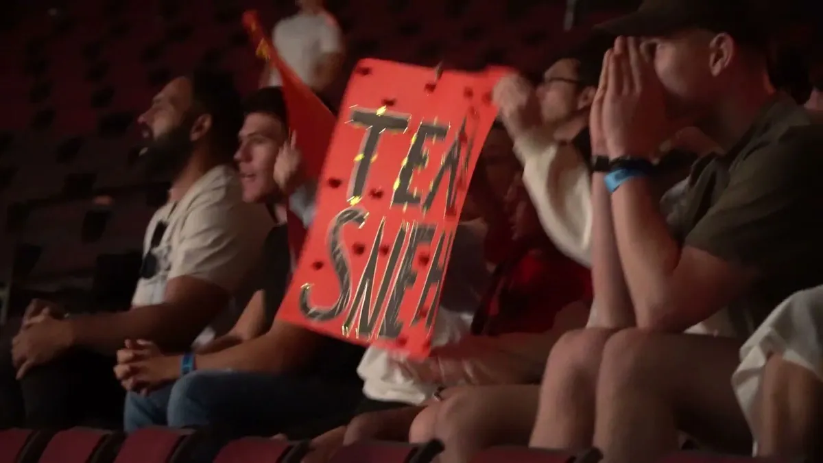 Sol’s supporters in the crowd holding a Team Snehi sign